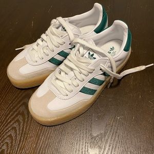 Adidas Sambae Women’s 6.5 in White/Collegiate Green